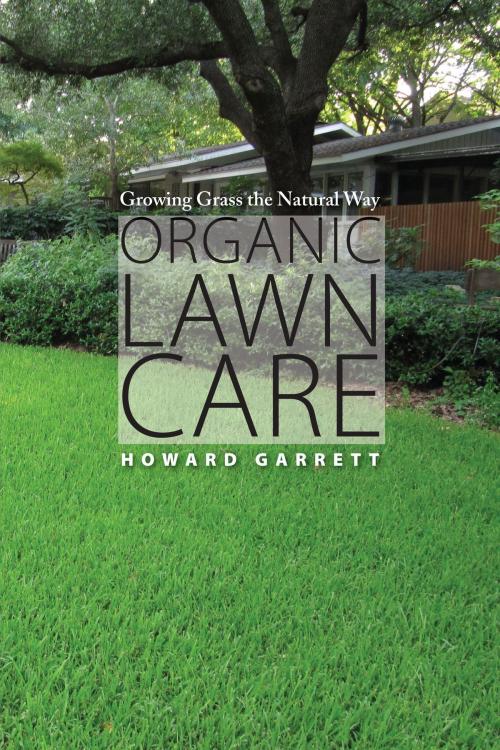Cover of the book Organic Lawn Care by Howard Garrett, University of Texas Press