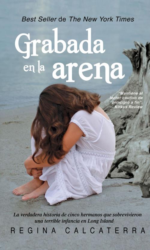 Cover of the book Grabada en la arena by Regina Calcaterra, Penguin Random House Grupo Editorial USA
