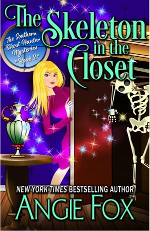 Cover of the book The Skeleton in the Closet by Angie Fox