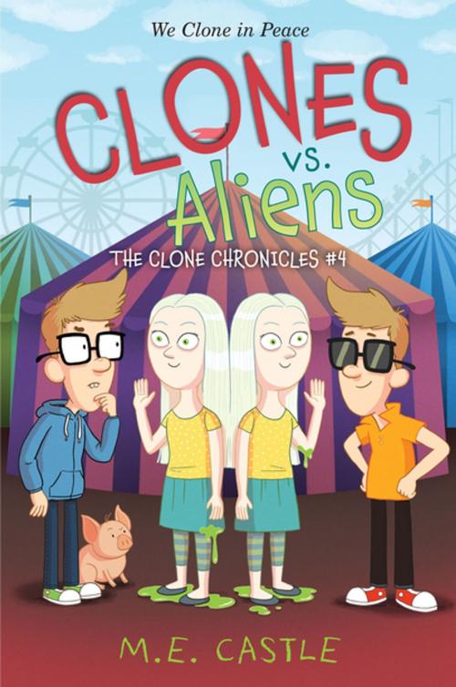 Cover of the book Clones vs. Aliens by M. E. Castle, Lerner Publishing Group