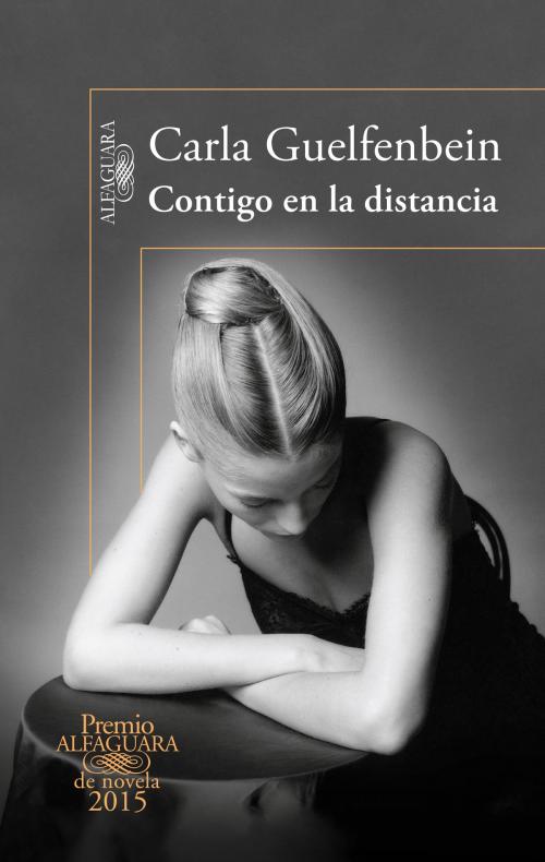 Cover of the book Contigo en la distancia (Premio Alfaguara de novela 2015) by Carla Guelfenbein, Penguin Random House Grupo Editorial España
