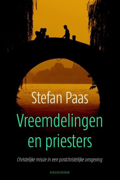 Cover of the book Vreemdelingen en priesters by Stefan Paas, VBK Media