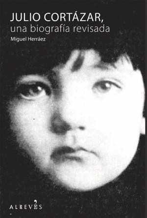 Cover of the book Julio Cortázar, una biografía revisada by Alexis Ravelo Betancor