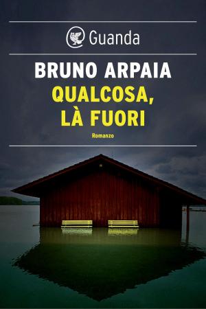 Cover of the book Qualcosa, là fuori by Arundhati Roy