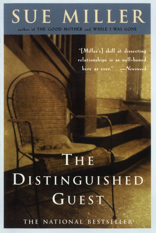 Cover of the book The Distinguished Guest by Sue Miller, Harper Perennial