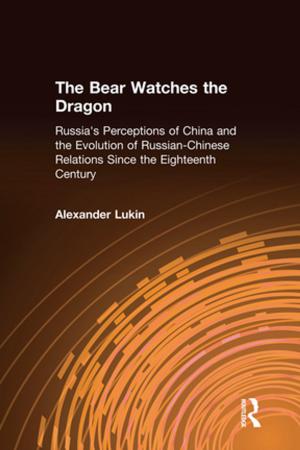 Book cover of The Bear Watches the Dragon: Russia's Perceptions of China and the Evolution of Russian-Chinese Relations Since the Eighteenth Century