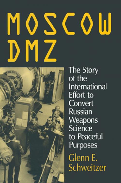 Cover of the book Moscow DMZ: The Story of the International Effort to Convert Russian Weapons Science to Peaceful Purposes by Glenn E. Schweitzer, Taylor and Francis