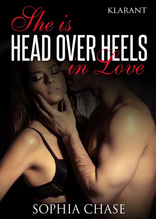 Cover of the book She is HEAD OVER HEELS in love. Erotischer Roman by Sophia Chase, Klarant