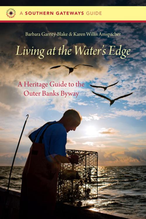 Cover of the book Living at the Water's Edge by Barbara Garrity-Blake, Karen Willis Amspacher, The University of North Carolina Press