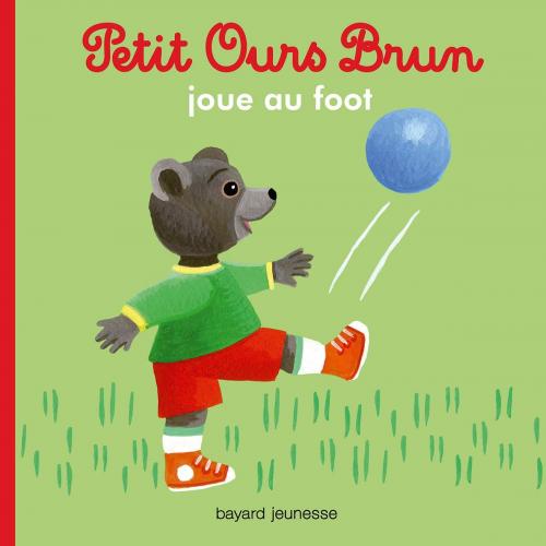 Cover of the book Petit Ours Brun joue au foot by Marie Aubinais, Bayard Jeunesse