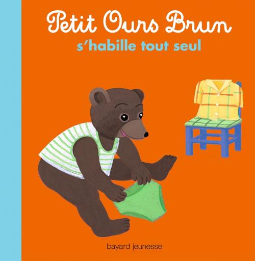 Cover of the book Petit Ours Brun s'habille tout seul by Marie Aubinais, Bayard Jeunesse
