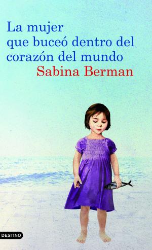 Cover of the book La mujer que buceó dentro del corazón del mundo by Juan Eslava Galán