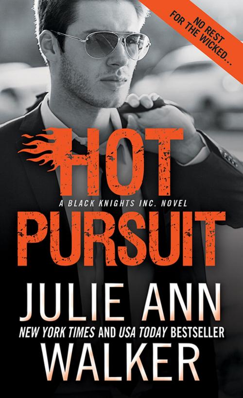 Cover of the book Hot Pursuit by Julie Ann Walker, Sourcebooks