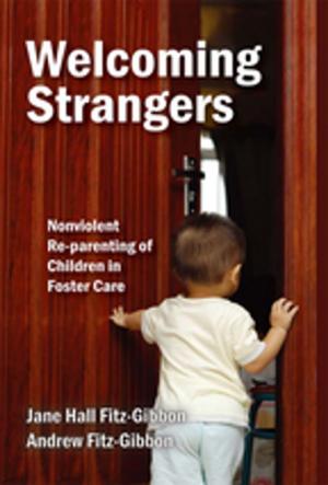 Cover of the book Welcoming Strangers by Clea Fernandez, Makoto Yoshida