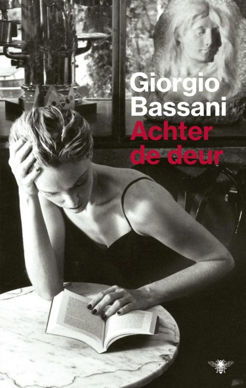 Cover of the book Achter de deur by Giorgio Bassani, Bezige Bij b.v., Uitgeverij De