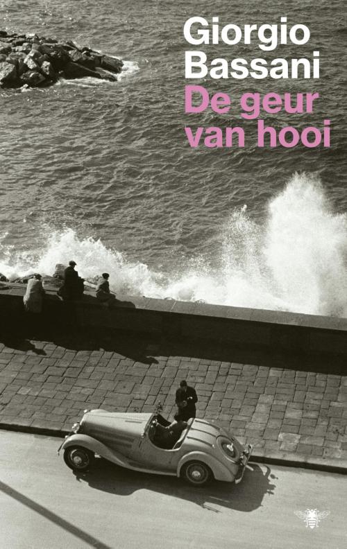 Cover of the book De geur van hooi by Giorgio Bassani, Bezige Bij b.v., Uitgeverij De