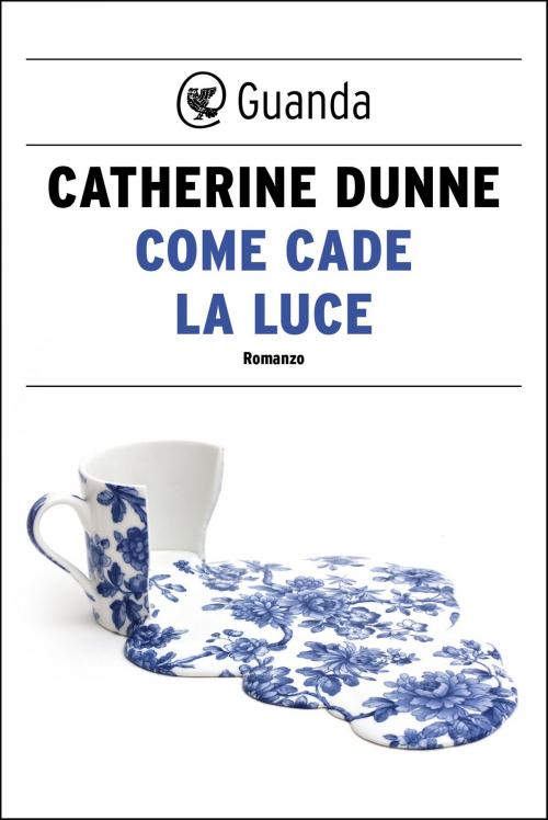 Cover of the book Come cade la luce by Catherine Dunne, Guanda