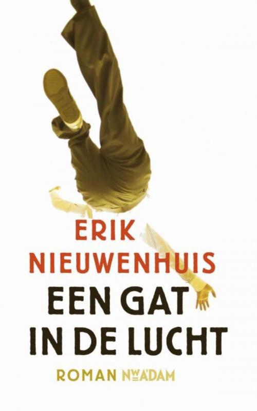 Cover of the book Een gat in de lucht by Erik Nieuwenhuis, Nieuw Amsterdam