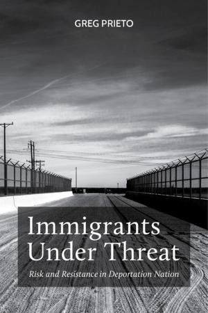 Cover of the book Immigrants Under Threat by Margaret Edds