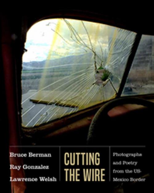 Cover of the book Cutting the Wire by Bruce Berman, Ray Gonzalez, Lawrence Welsh, University of New Mexico Press