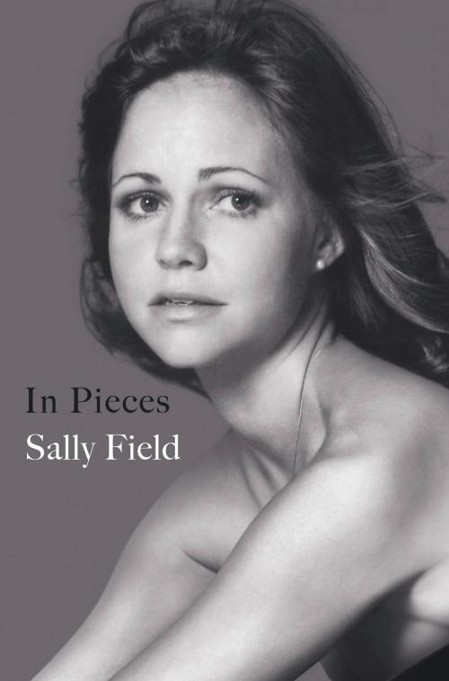 Cover of the book In Pieces by Sally Field, Grand Central Publishing