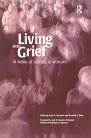 Cover of the book Living With Grief by Tim Oakes