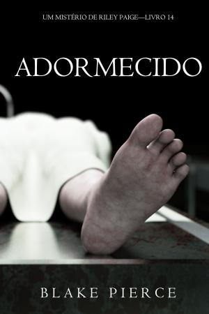 Cover of the book Adormecido (Um Mistério de Riley Paige—Livro 14) by The Detection Club, Margery Allingham, Ronald Knox, Anthony Berkeley, Freeman Wills Crofts, Russell Thorndike, Agatha Christie