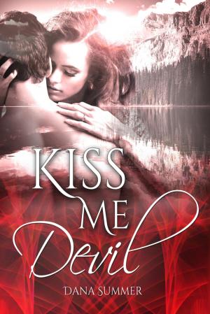 Cover of the book Kiss me, Devil by Vicki Arnott